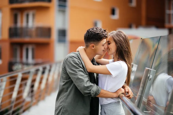 Pareja abrazo y besos citas en el puente — Foto de Stock