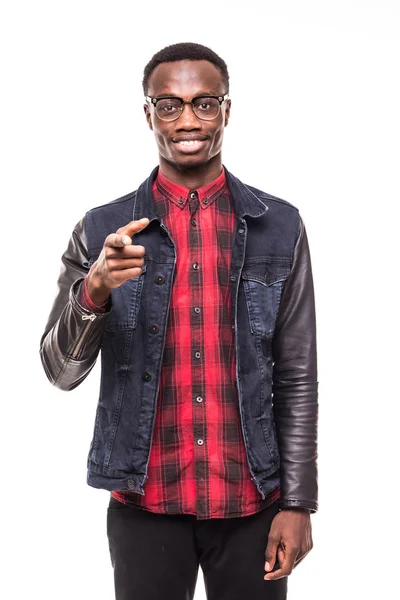 Tijd voor u om te beslissen. Portret van knappe Afrikaanse man in brillen wijst u staand tegen witte achtergrond — Stockfoto