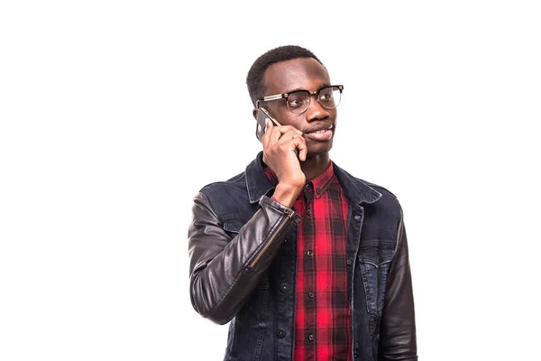 Joven hombre afroamericano haciendo una llamada telefónica en su teléfono inteligente en blanco —  Fotos de Stock