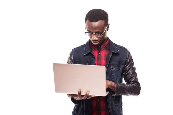 Portret szczęśliwy afisz człowiek za pomocą laptopa na białym tle — Zdjęcie stockowe