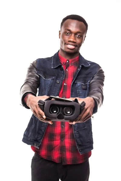 Afro-amerikai fiatalember visel vr virtuális-valóság sisak felett fehér háttér — Stock Fotó