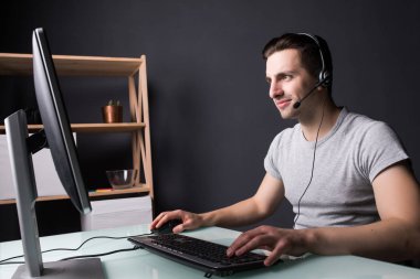 Kulaklık evde monitör önünde mutlu adam