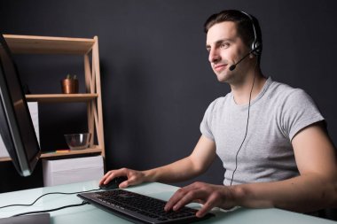 Kulaklık evde monitör önünde mutlu adam