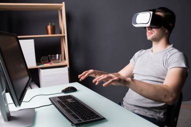 Genç adam oyunları sanal gerçeklik ile karşılaşan gözlükler. Kulaklık Vr aygıt üstünde PC oyun