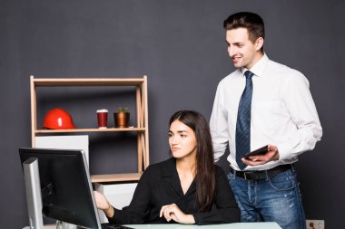 Genç yaratıcı ofiste bilgisayar bakarak masasında çalışan takım tasarım. Takım çalışması.