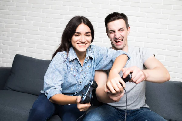 Hermosa pareja jugando videojuegos en la consola divirtiéndose en casa —  Fotos de Stock