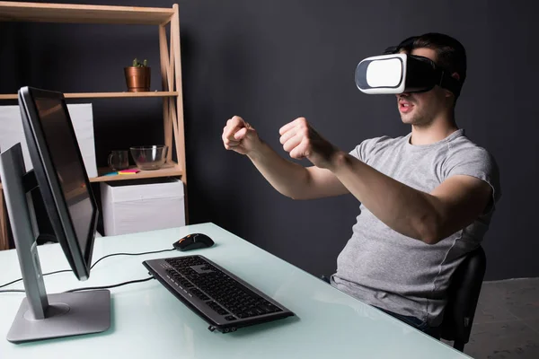 Estudiante jugador jugando juegos en casa en el monitor de PC en casa —  Fotos de Stock