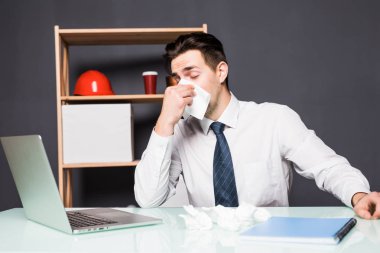 işadamı olan soğuk baş ve işyeri ofis oturma