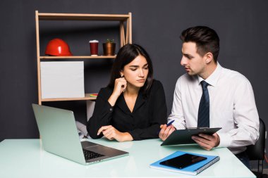 Takım iş süreci. İki ortak adam ve kadın ile laptop açık alan Office. İş kavramı.