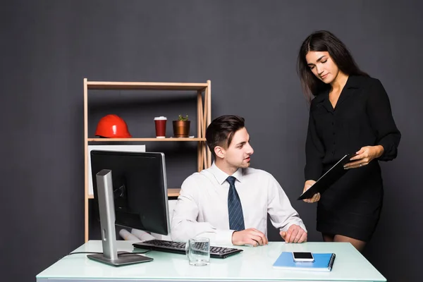 Attraktive Foto-Editor zeigt auf den Bildschirm, während die Arbeit mit einem Kollegen im Büro — Stockfoto