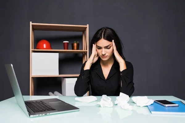 Mujer atractiva joven en el escritorio de la oficina moderna, trabajando en el ordenador portátil, el masaje de los templos para olvidar los dolores de cabeza constantes, ruidosa oficina ruidosa que da una migraña, aliviar el estrés, dolor crónico, ayudar a calmar — Foto de Stock