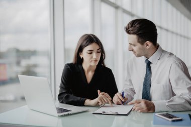 İş görüşmesi. İki profesyonel sözleşme imzalama. Ofis işleri.