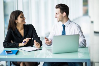 iki yeni proje laptop tartışıyor. ekip çalışması kavramları.