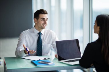 Yeni proje tartışıyor ve pay düşünce, genç ciddi işveren kadın erkek aday iş sırasında dinleme iki iş ortakları röportaj, kadın Yöneticisi istemci ofiste ile Toplantı.