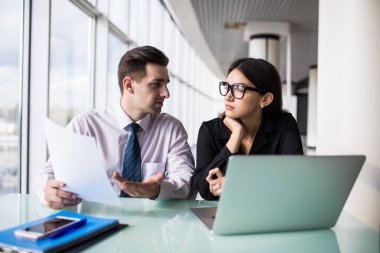 Modern ofis içinde laptop yerinde yeni proje üzerinde iş ortakları