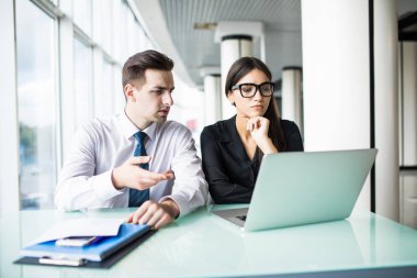 Modern ofis içinde laptop yerinde yeni proje üzerinde iş ortakları