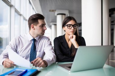 Modern ofis içinde laptop yerinde yeni proje üzerinde iş ortakları