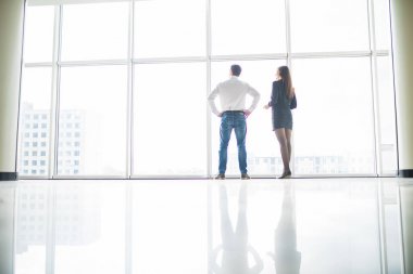 Ofis personeli bir şey onların sırt ile pencere durarak tartışıyor