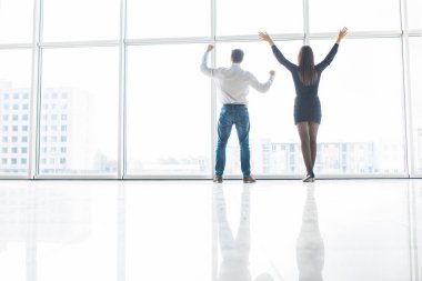 Kazananların grup kutlamak zafer ya da windows karşı büyük başarı iş adamı ve iş kadın rised elinde office ekibi karlı sözleşme kazandı sonuçtan memnun