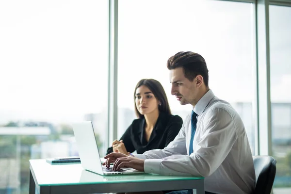 Verksamhet människor att ha möte runt bordet i moderna Office mot windows. — Stockfoto