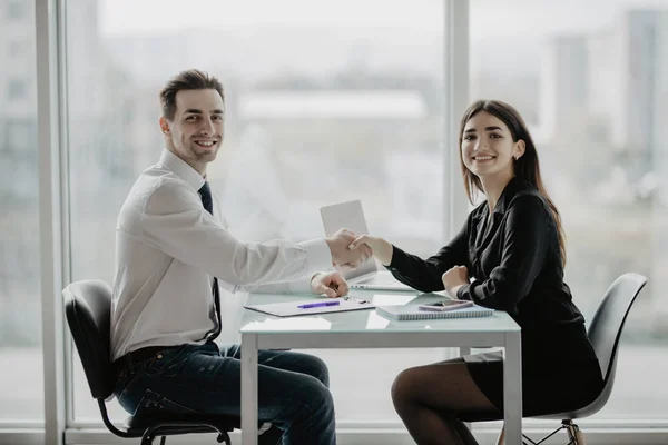 Serrez la main après la rencontre. Les gens d'affaires poignée de main dans un bureau lumineux contre les fenêtres . — Photo