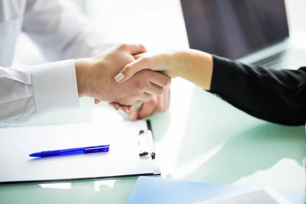 Negocios. Negocios apretón de manos y gente de negocios. handshake Concepto de negocio en oficina . — Foto de Stock