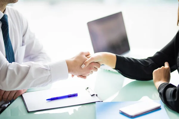 Negocios apretón de manos en la reunión o negociación en la oficina. Los socios están satisfechos porque la firma de contrato o papeles financieros. Negocio . — Foto de Stock