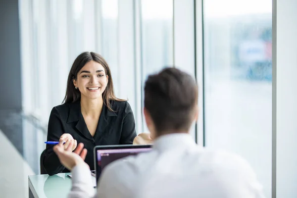 Företag personer man och kvinna att ha möte på bordet i moderna kontor mot panoramafönster. Fokusera på kvinna. — Stockfoto
