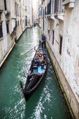 Venice, İtalya - Ekim, 2017: grand su kanalı ile gondol üzerinden eski binalar için Venedik, İtalya'da eski Merkezi sokakta görüntülemek.