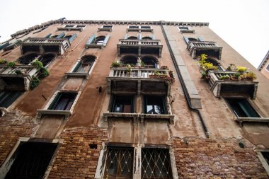 Venice, İtalya - Ekim, 2017: Eski Merkezi sokakta eski binalar Venedik, İtalya için görünümü Casanova evi su kanal.