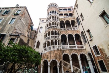 Venice, İtalya - Ekim, 2017: Palacio Contarini o eski binalar Venedik, İtalya eski Merkezi sokakta.
