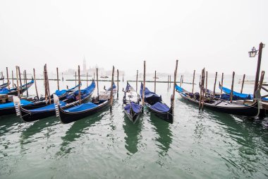 Venice, İtalya - Ekim, 2017: gondol eski şehir merkezi binalar görüntüleyin ve Venedik, İtalya'da kanal. Turizm.
