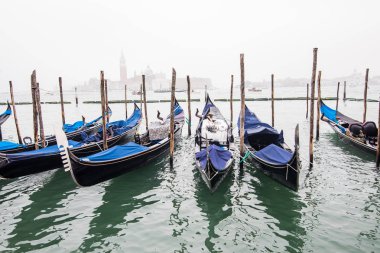 Venice, İtalya - Ekim, 2017: gondol eski şehir merkezi binalar görüntüleyin ve Venedik, İtalya'da kanal. Turizm.
