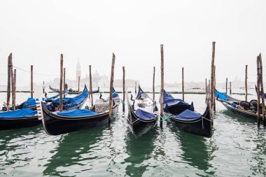 Venice, İtalya - Ekim, 2017: gondol eski şehir merkezi binalar görüntüleyin ve Venedik, İtalya'da kanal. Turizm.