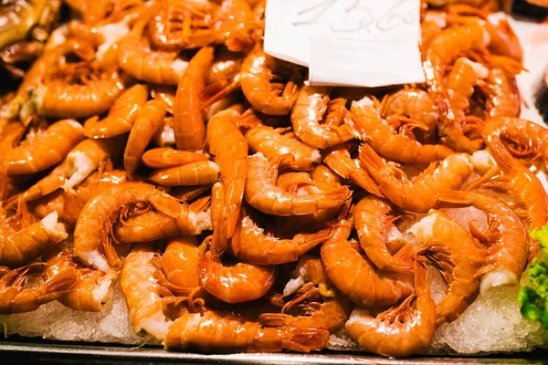 Taze karides balıkçı Market mağaza dükkan buza ekranda kapatın. Karides.