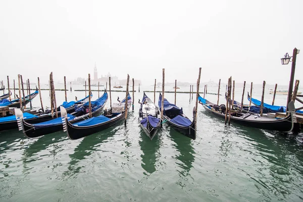 Venise, Italie - Octobre, 2017 : Voir gondole vieux bâtiments du centre-ville et canal à Venise, Italie. Destination touristique . — Photo