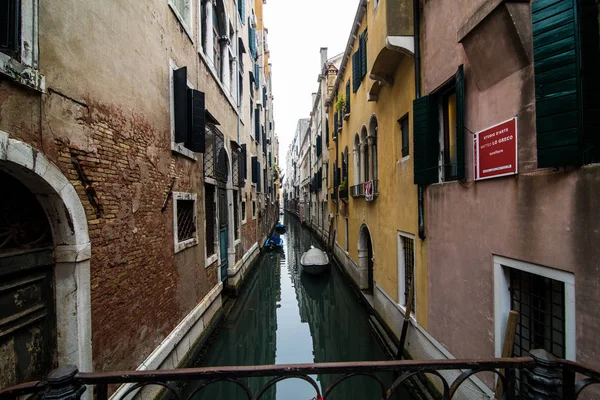 Venice, İtalya - Ekim, 2017: eski şehir merkezi binalar görüntüleyin ve Venedik, İtalya'da kanal. Turizm.