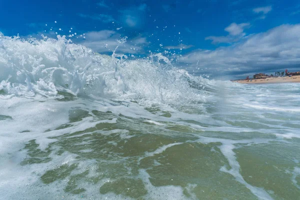 Океанічні хвилі, що розбивають природний фон — стокове фото