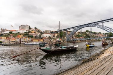 Porto, Portekiz - Temmuz, 2017. Porto, Portekiz eski kasaba cityscape geleneksel Rabelo tekneler ile Douro nehrinde.