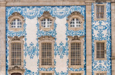 Porto, Portekiz - Temmuz, 2017. Carmelites'sinin Kilisesi ile Mount Carmel Our Lady görünümünü. Bulunan Merkezi, Porto, Portekiz.