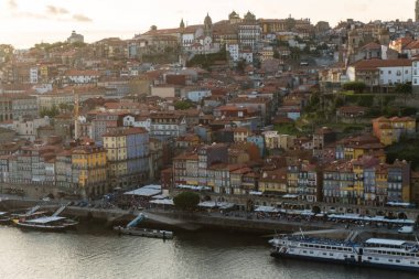 Porto, Portekiz - Temmuz, 2017. Gök olayları görüntülemek Dom Luis ben Douro Nehri üzerinde günbatımında Vila Nova de Gaia, Porto, Portekiz. Pitoresk kent cityscape.