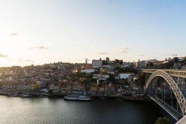 Porto, Portekiz - Temmuz, 2017. Gök olayları görüntülemek Dom Luis ben Douro Nehri üzerinde günbatımında Vila Nova de Gaia, Porto, Portekiz. Pitoresk kent cityscape.