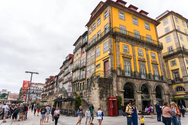 Oporto, Portogallo - luglio 2017. Belle case tradizionali pittoresche nel vecchio quartiere di ribeira, vintage e turistico di Oporto, Portogallo — Foto Stock