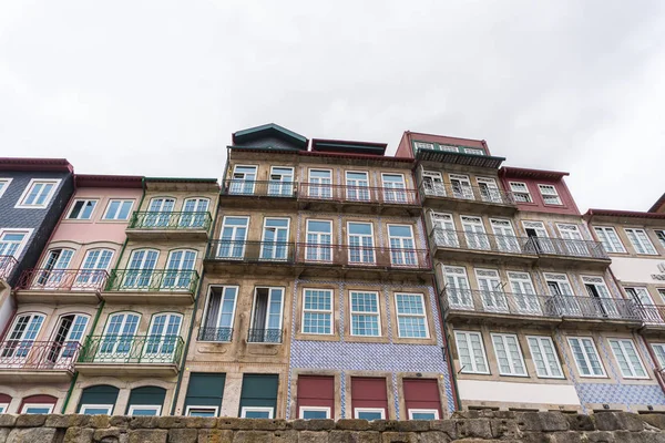 Porto, Portugália - július, 2017. Gyönyörű hagyományos furcsa házak a régi, vintage és turisztikai ribeira negyed, Porto, Portugália — Stock Fotó