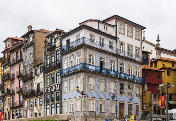 Oporto, Portogallo - luglio 2017. Belle case tradizionali pittoresche nel vecchio quartiere di ribeira, vintage e turistico di Oporto, Portogallo — Foto Stock