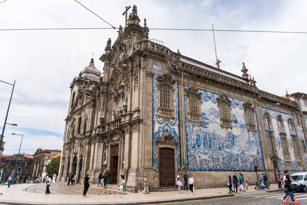 Porto, Portugalia - lipca 2017. Widok kościoła Karmelitów z Matki Bożej z góry Karmel. Położony w centrum Porto, Portugalia. — Zdjęcie stockowe
