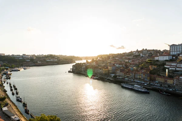Porto, Portugalia - lipca 2017. Lotu ptaka widok Dom Luis I na rzekę Douro o zachodzie słońca w Vila Nova de Gaia, Porto, Portugalia. Malowniczy miejski gród. — Zdjęcie stockowe