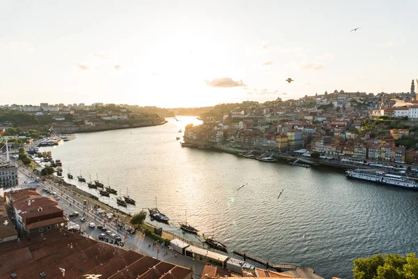 Porto, Portekiz - Temmuz, 2017. Gök olayları görüntülemek Dom Luis ben Douro Nehri üzerinde günbatımında Vila Nova de Gaia, Porto, Portekiz. Pitoresk kent cityscape. — Stok fotoğraf