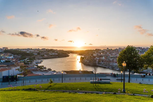 Aerial view of Dom Luis I on Douro River at sunset at Vila Nova de Gaia, Porto, Portugal. Picturesque urban cityscape. — Stock Photo, Image