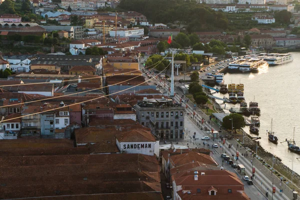 Porto, Portugal - Julho de 2017. Vista aérea de Dom Luis I no Rio Douro ao pôr-do-sol em Vila Nova de Gaia, Porto, Portugal. Paisagem urbana pitoresca . — Fotografia de Stock